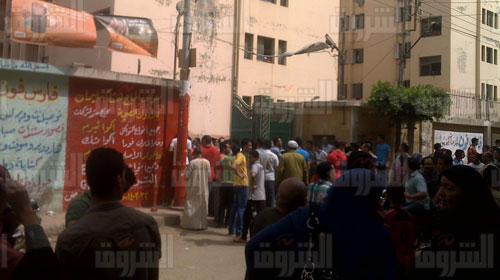الأهالي يتجمهرون أمام المدينة الجامعية